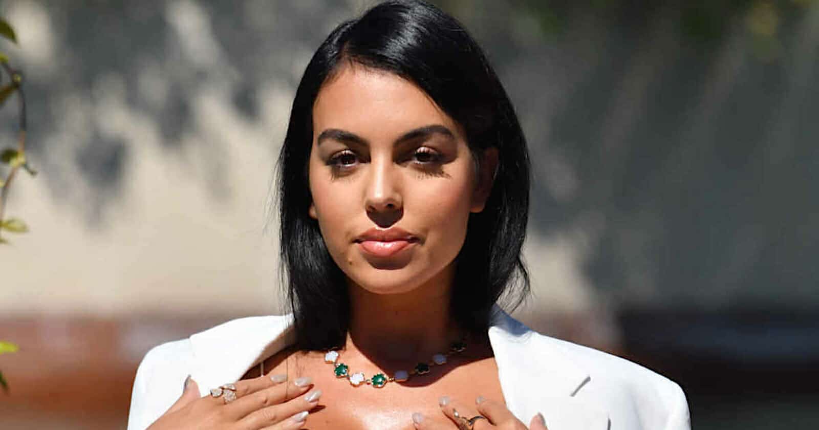 أول ظهور لجورجينا من قصرها السعودي ورونالدو مبهور بالاستقبال (شاهد) أول ظهور لجورجينا watanserb.com