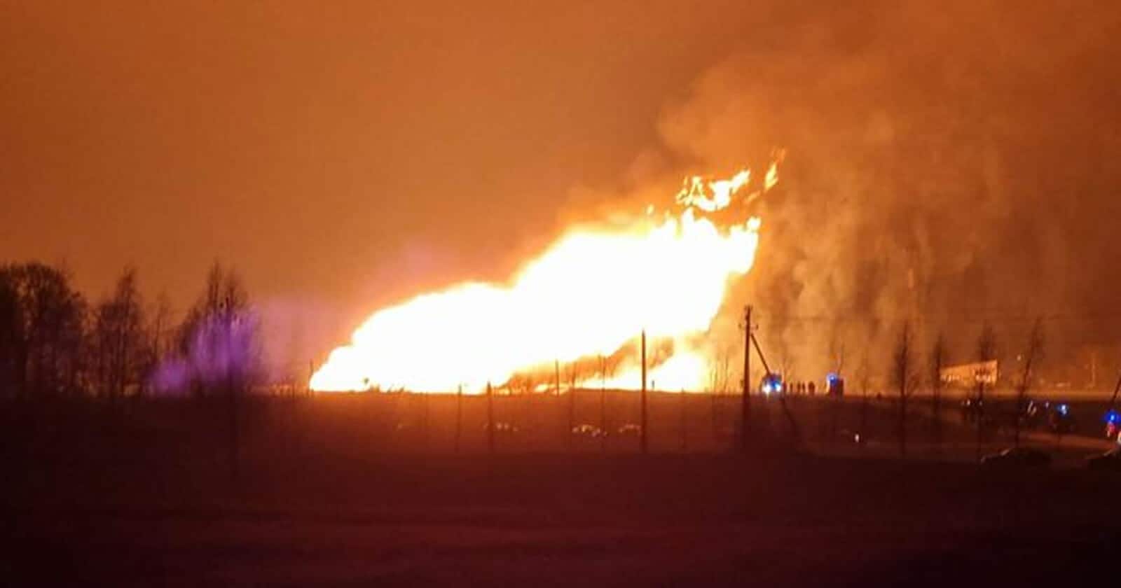 ارتفاع ألسنة اللهب لأكثر من 50 مترًا في حريق مروع بخط أنابيب الغاز في ليتوانيا حريق خط غاز في ليتوانيا watanserb.com