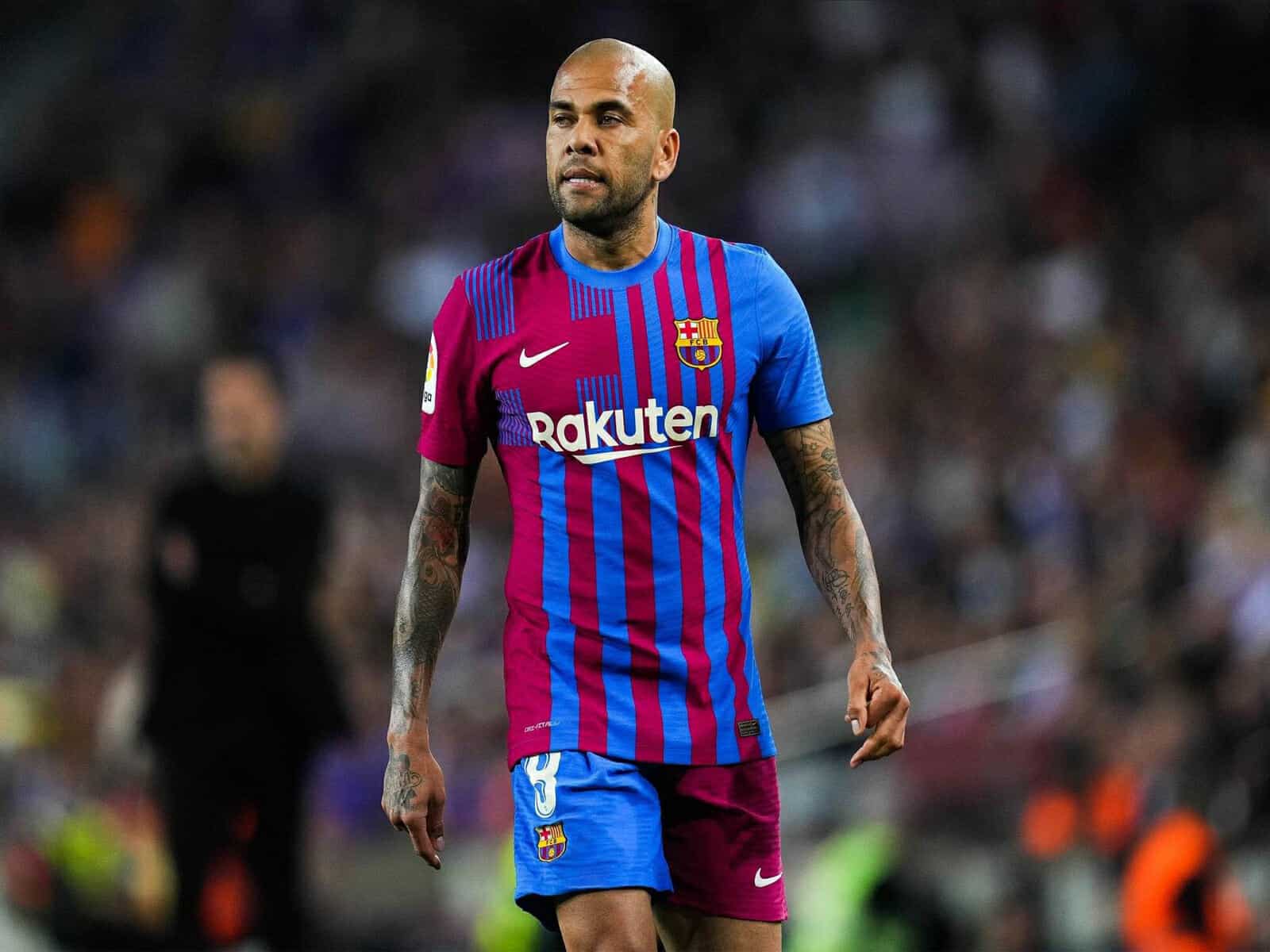 داني ألفيس لاعب برشلونة السابق