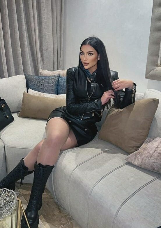 دنيا بطمة بفستان جلد قصير