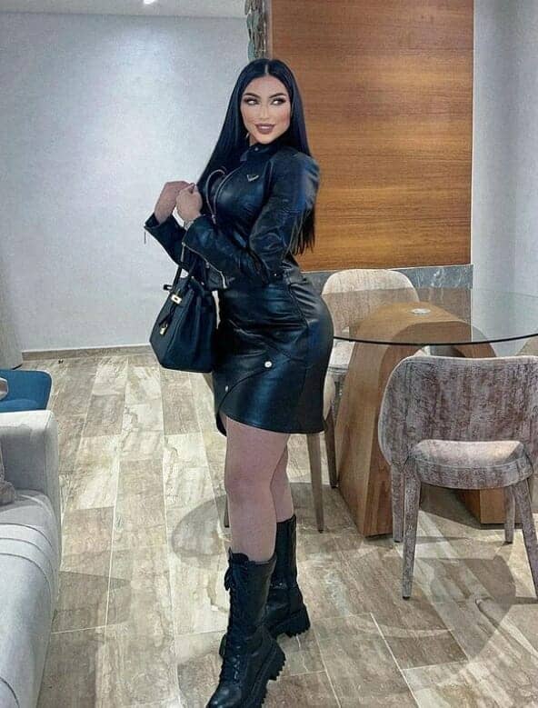 دنيا بطمة بفستان جلد قصير 