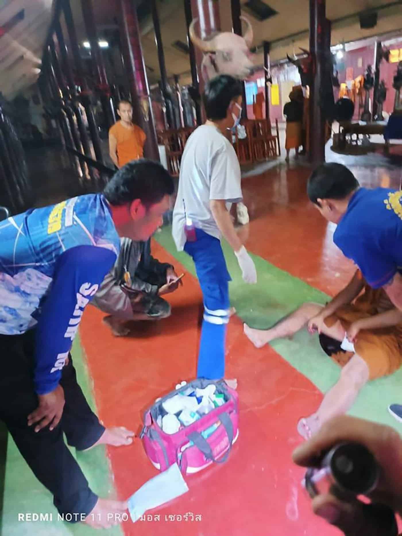 راهب بوذي يقطع عضوه الذكري