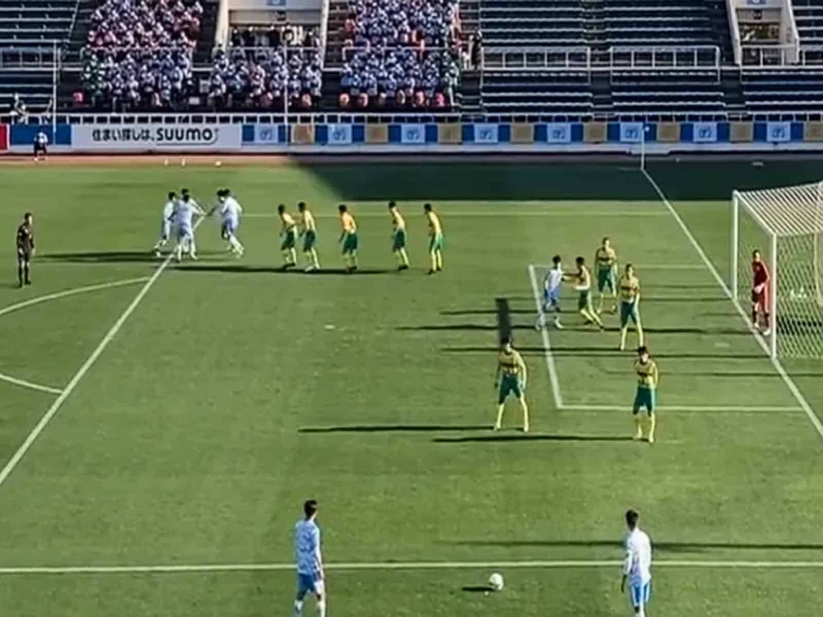 ركلة حرة غريبة على الطريقة اليابانية تحظى الملايين من المشاهدات! ركلة حرة غريبة على الطريقة اليابانية watanserb.com