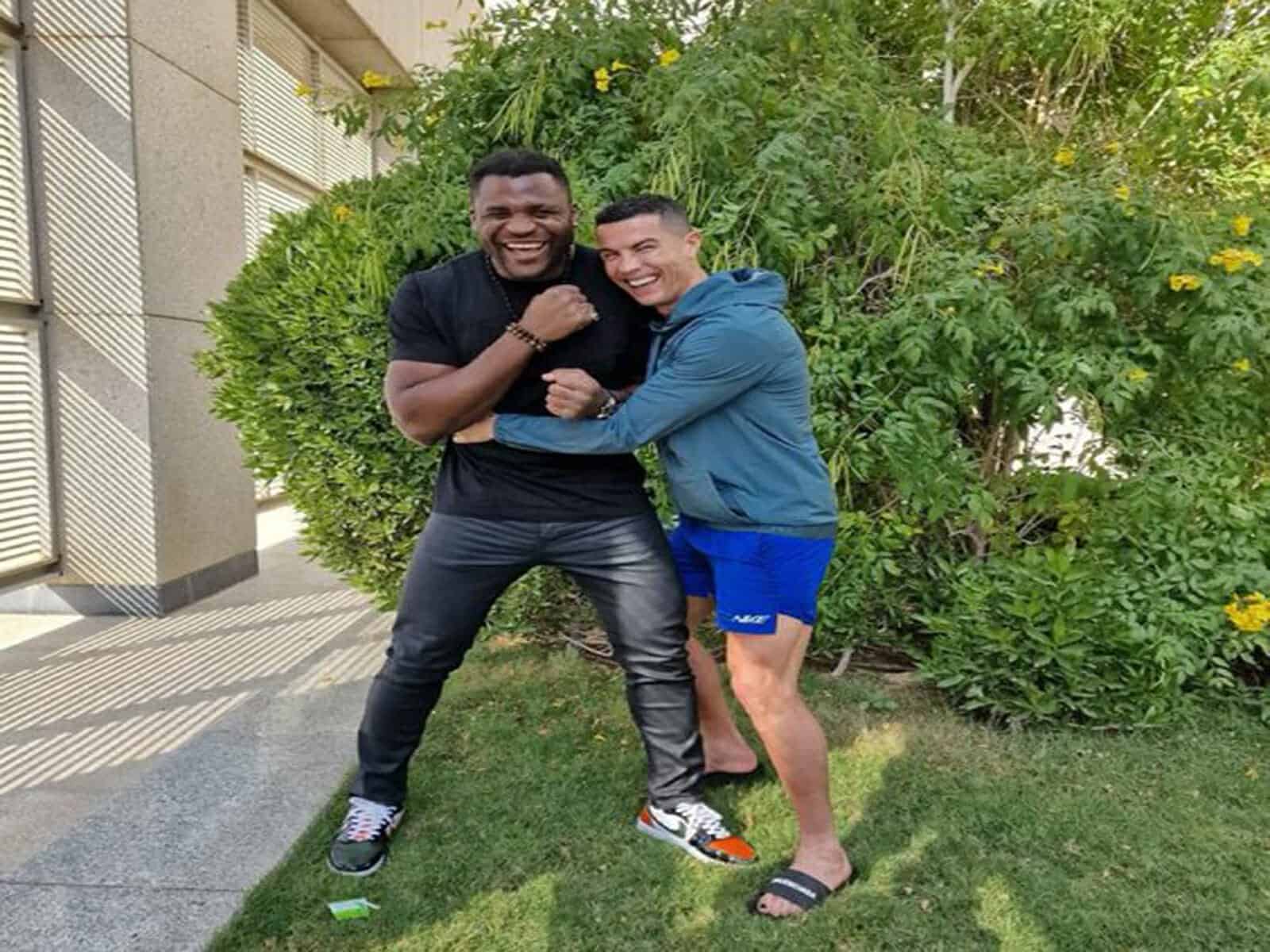 ضحكات رونالدو مع الملاكم فرانسيس نغانو