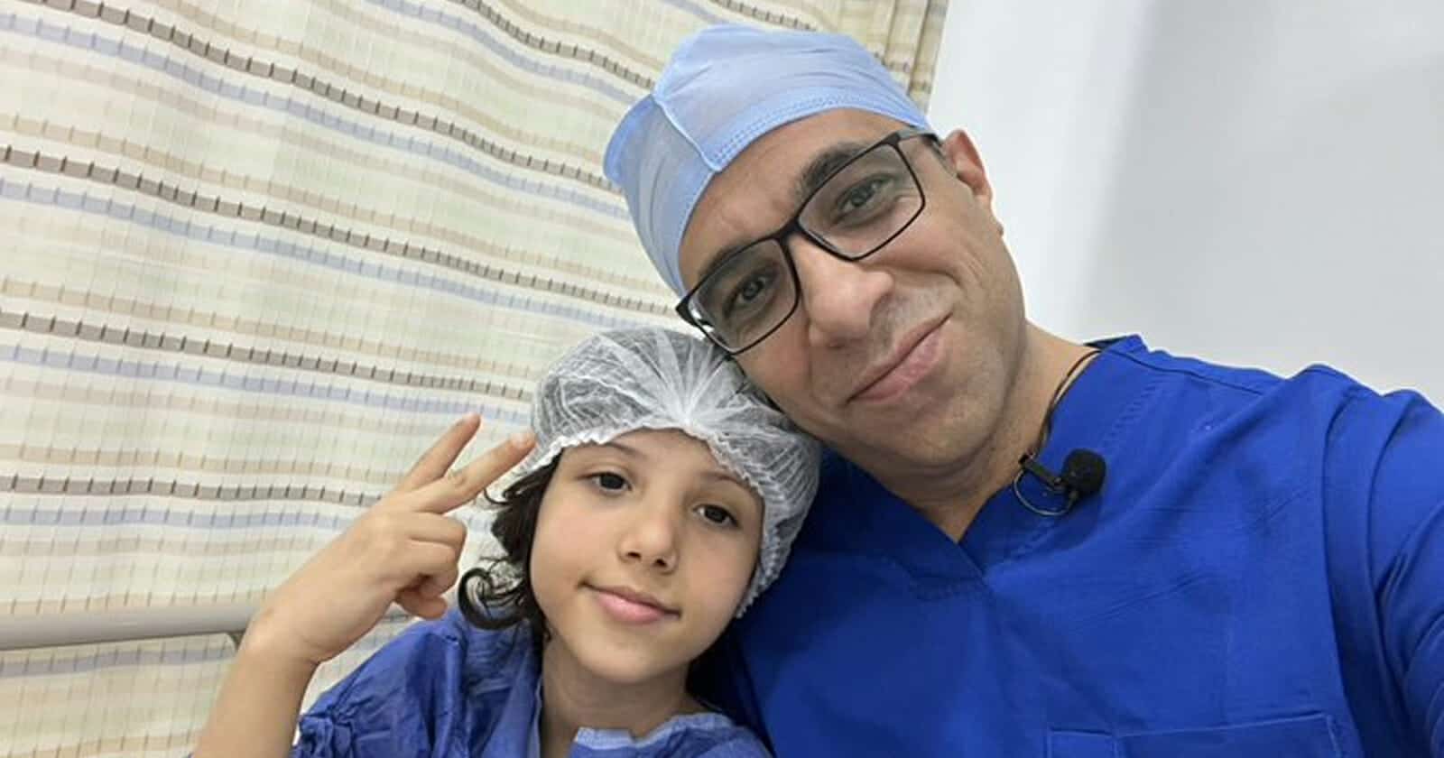 عملية نادرة.. طبيب مصري نجح بتحقيق المستحيل مع طفلة سعودية (شاهد) طبيب مصري و طفلة سعودية watanserb.com