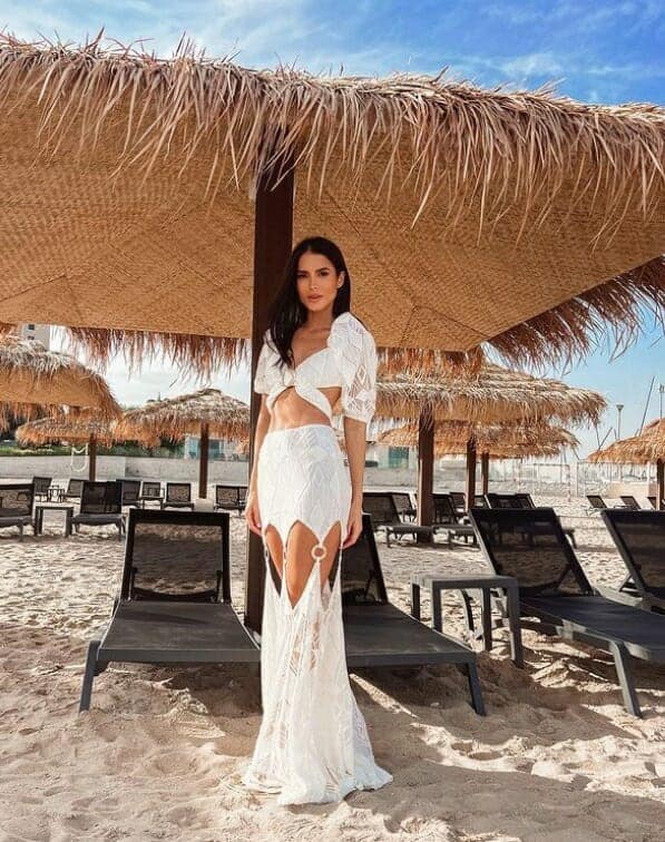 عارضة الأزياء جيسيكا توريني على شواطئ الدوحة في قطر