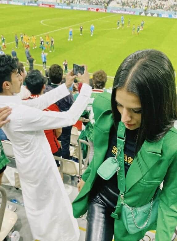 عارضة الأزياء جيسيكا توريني في مدرجات مونديال قطر