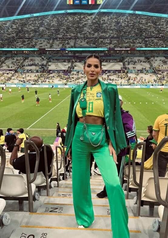 عارضة الأزياء جيسيكا توريني خلال تشجيع منتخب البرازيل في مونديال قطر