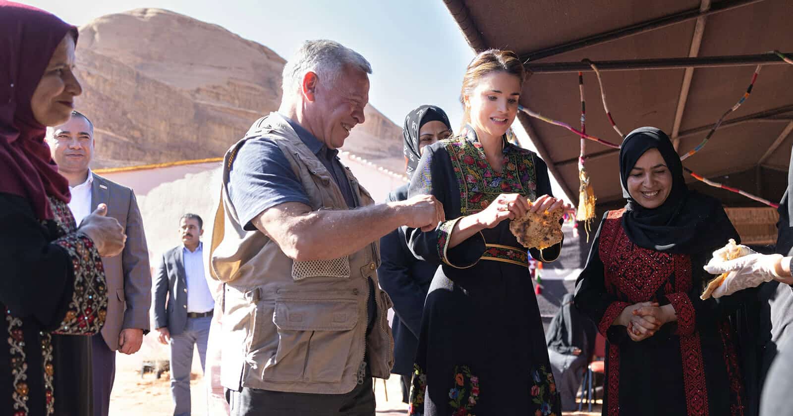 عاهل الأردن والملكة رانيا يلفتان الأنظار بما فعلاه في أحدث ظهور (شاهد) عاهل الأردن والملكة رانيا watanserb.com