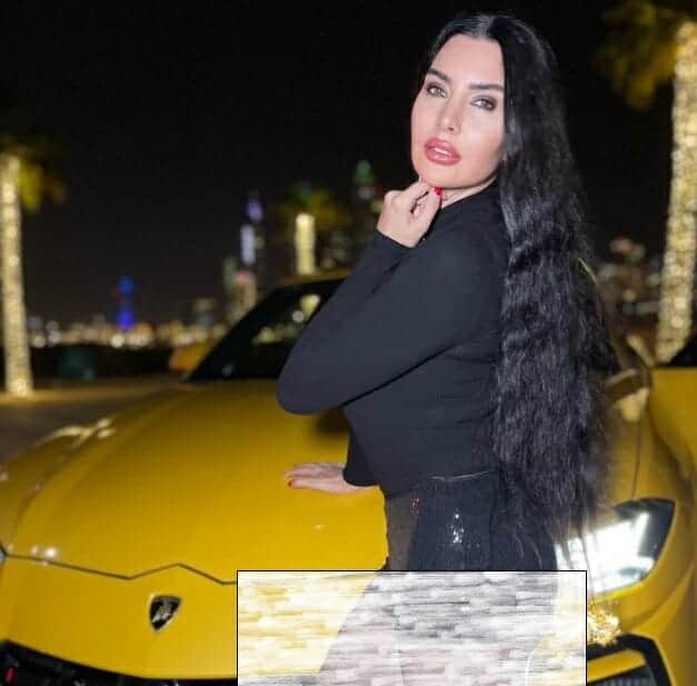 لاميتا فرنجية تستعرض عند سيارة لامبورغيني