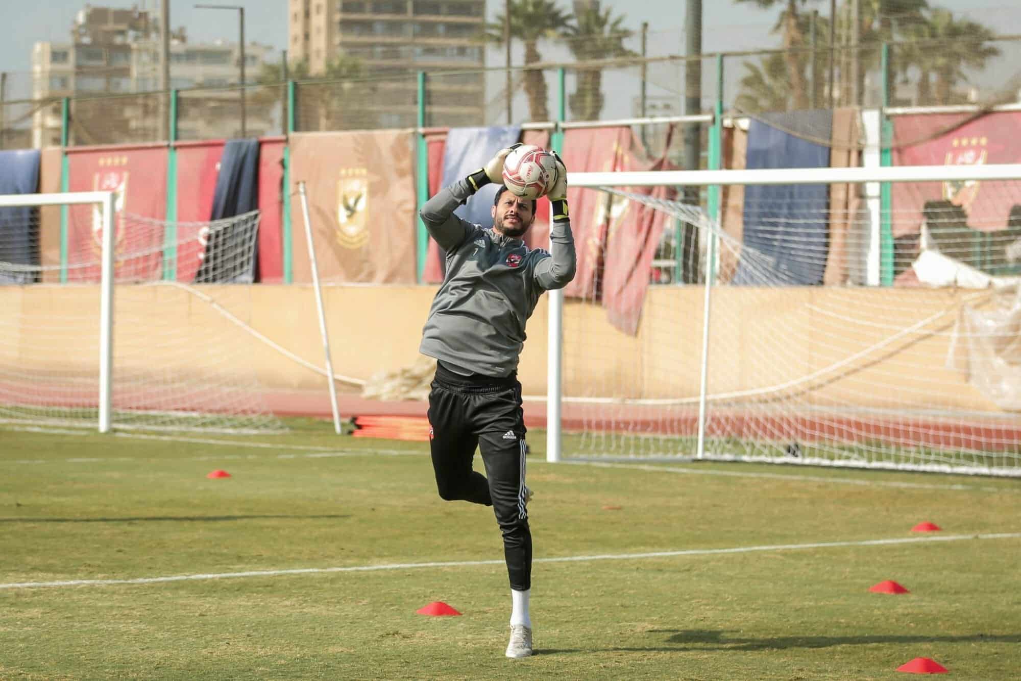 حارس الأهلي محمد الشناوي يرفض عروضاً مغرية لهذا السبب رفض الحارس محمد الشناوي عروض مغرية للرحيل عن الأهلي watanserb.com