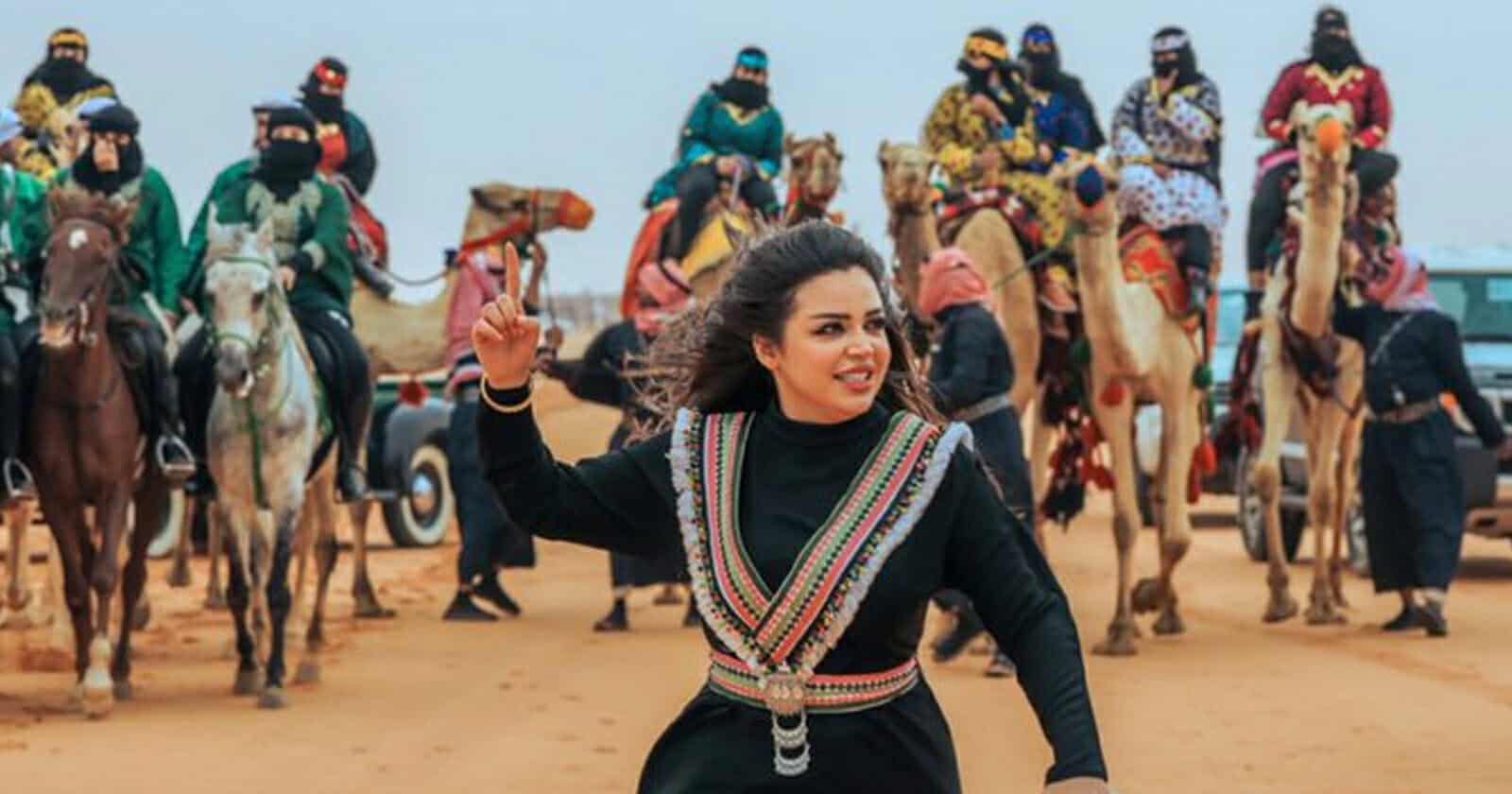 فارسات سعوديات بملابس مثيرة في مهرجان الملك عبدالعزيز للإبل (فيديو) مهرجان الملك عبدالعزيز للإبل watanserb.com