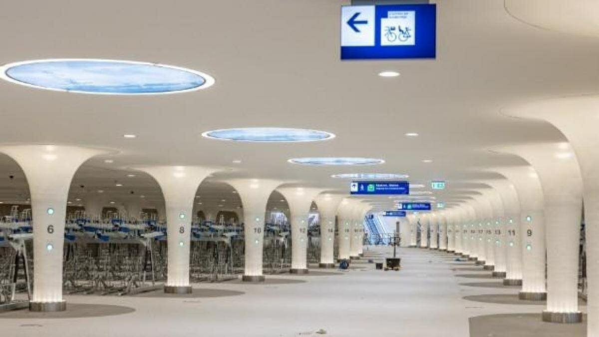 موقف دراجات تحت الماء في أمستردام