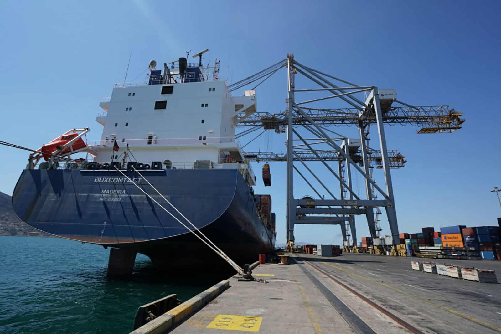 استثمار الإمارات في قطاع الاتصالات اليمني