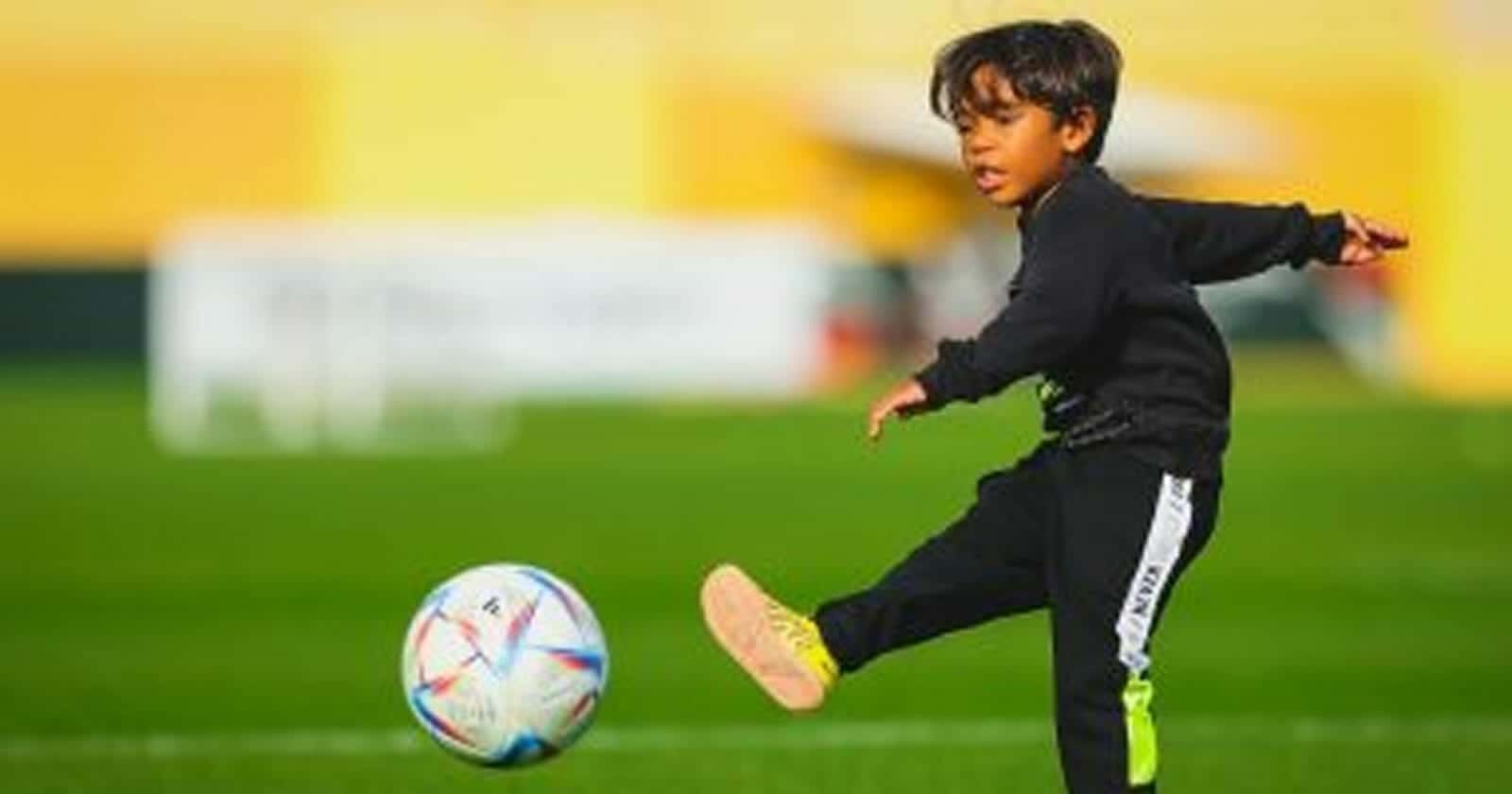 نجل لاعب النصر يقلد حركة رونالدو الشهيرة .. شاهد ردة فعل “الدون” نجل البرازيلي أندرسون تاليسكا لاعب النصر يقلد رونالدو watanserb.com