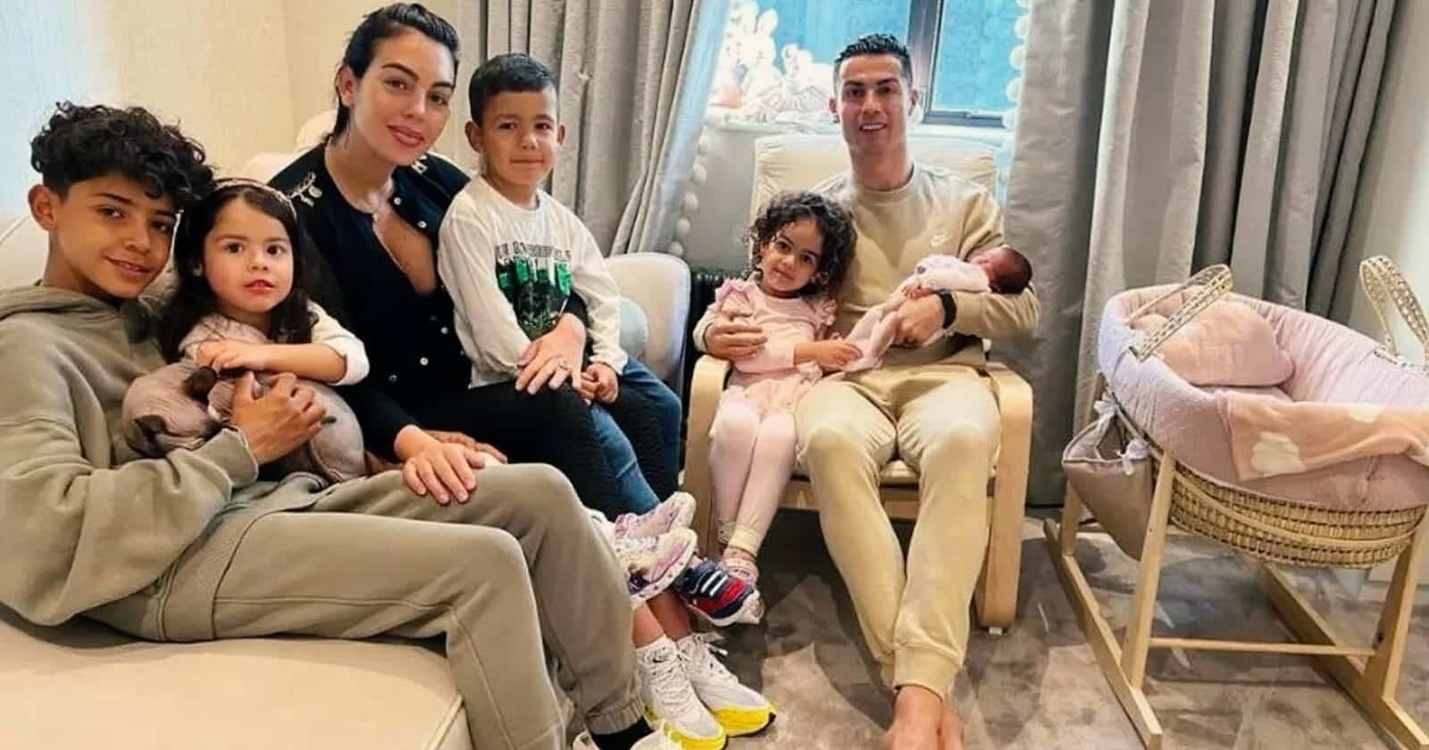 كريستيانو رونالدو وأسرته يصلون إلى السعودية بطائرته الخاصة (فيديو) كريستيانو رونالدو يصل السعودية watanserb.com