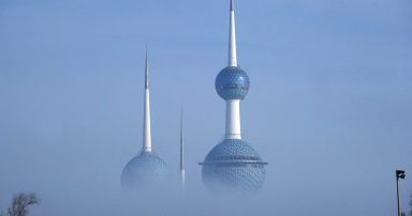 فيديو مفزع لتكون ضباب كثيف في الكويت.. رؤية منعدمة على بعد خطوة ضباب الكويت watanserb.com