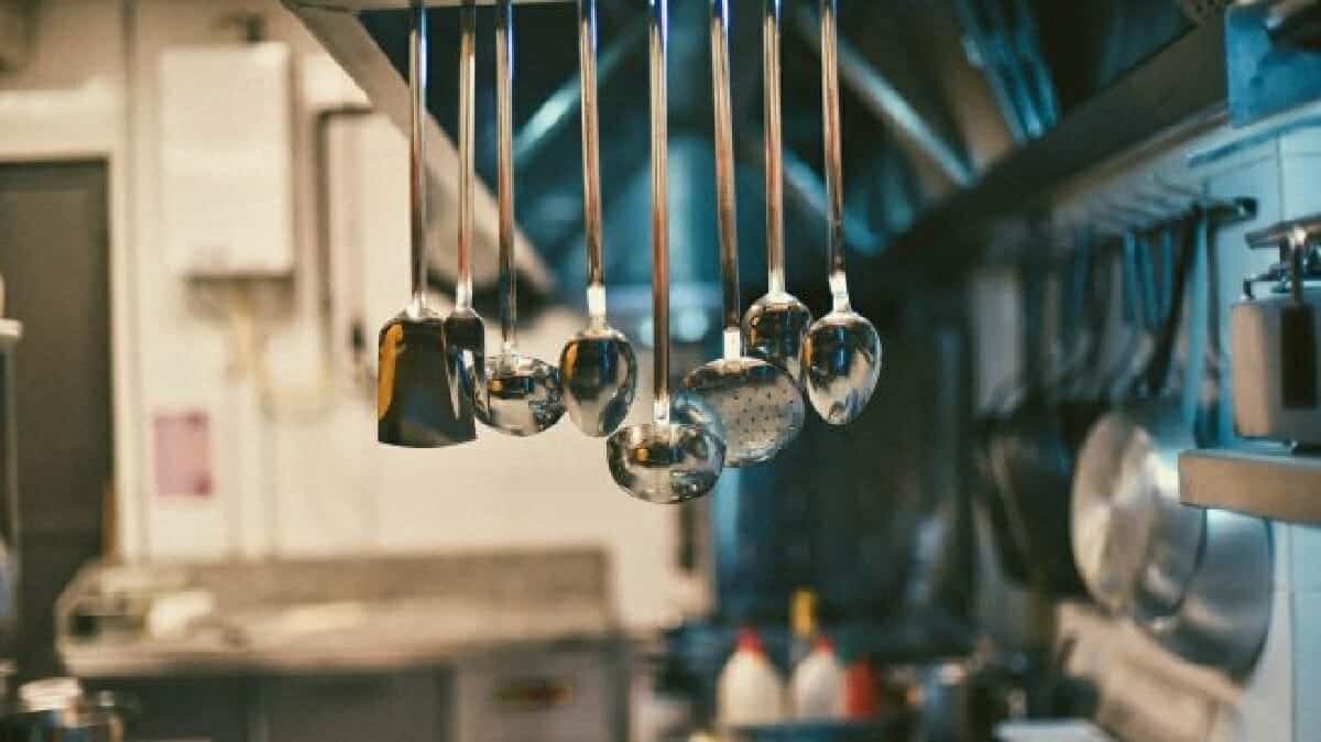 يُنصح باستخدام أنواع أخرى من الأدوات المصنوعة من الفولاذ