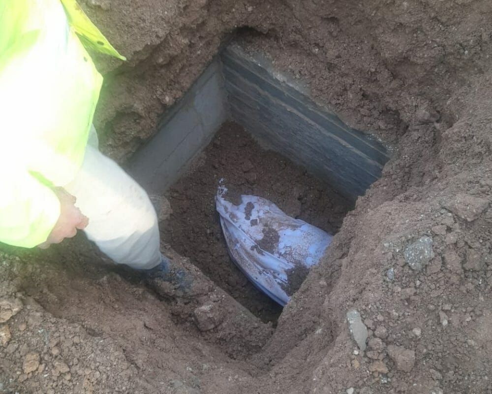 القبر الذي دفن فيه لعبة بلاستيكية بحجم انسان