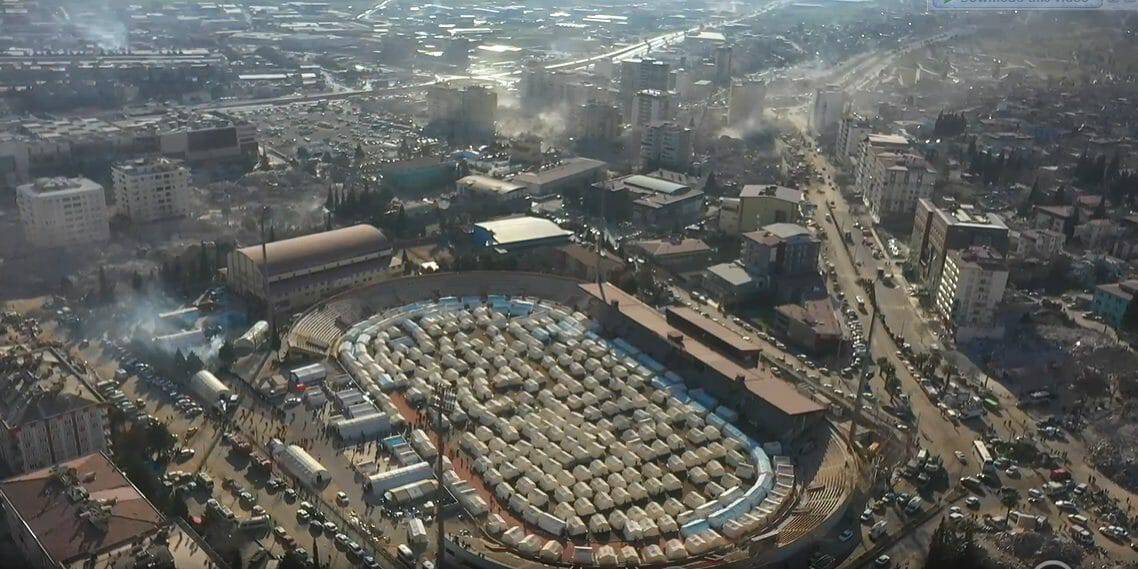 ستادات كرة القدم الذي تم تحويلها إلى مواقع للإيواء بعد الزلزال