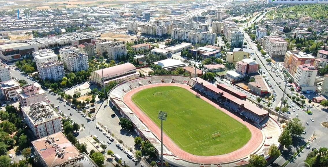 ستادات كرة القدم الذي تم تحويلها إلى مواقع للإيواء ما قبل الزلزال