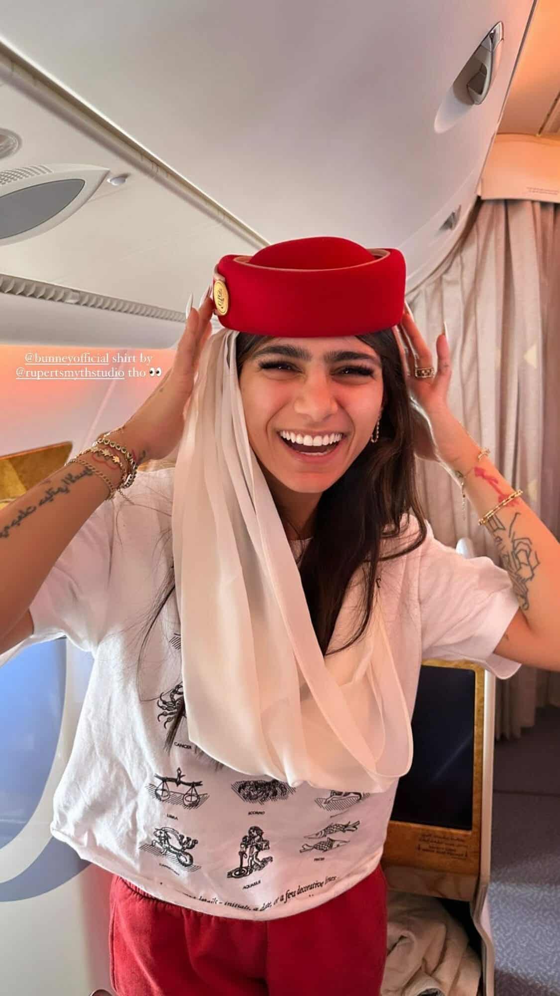 ميا خليفة تبهر المعجبين كمضيفة الطيران