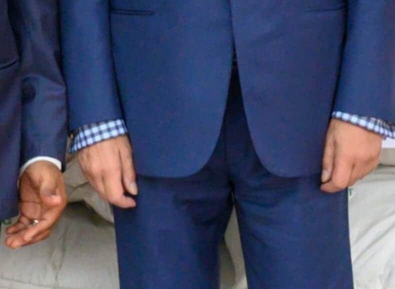 حقيقة صورة تبول محمد السادس على نفسه خلال لقائه رئيس الغابون