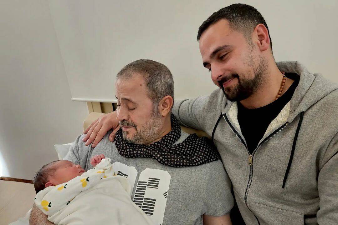 جورج وسوف مع حفيدته آميا وابنه 