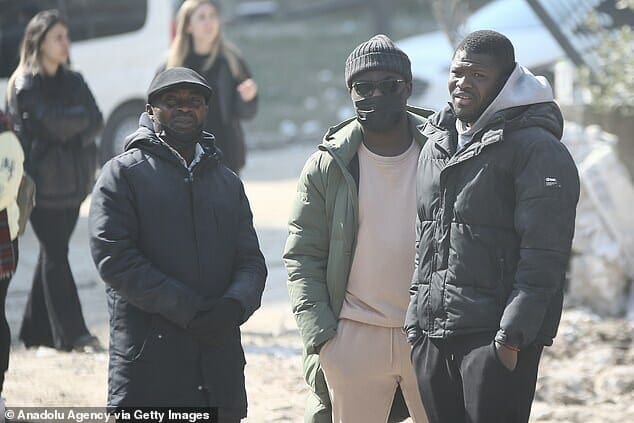 انتظر أقارب أتسو تلقي الأخبار مع حدوث عمليات البحث والإنقاذ في تركيا