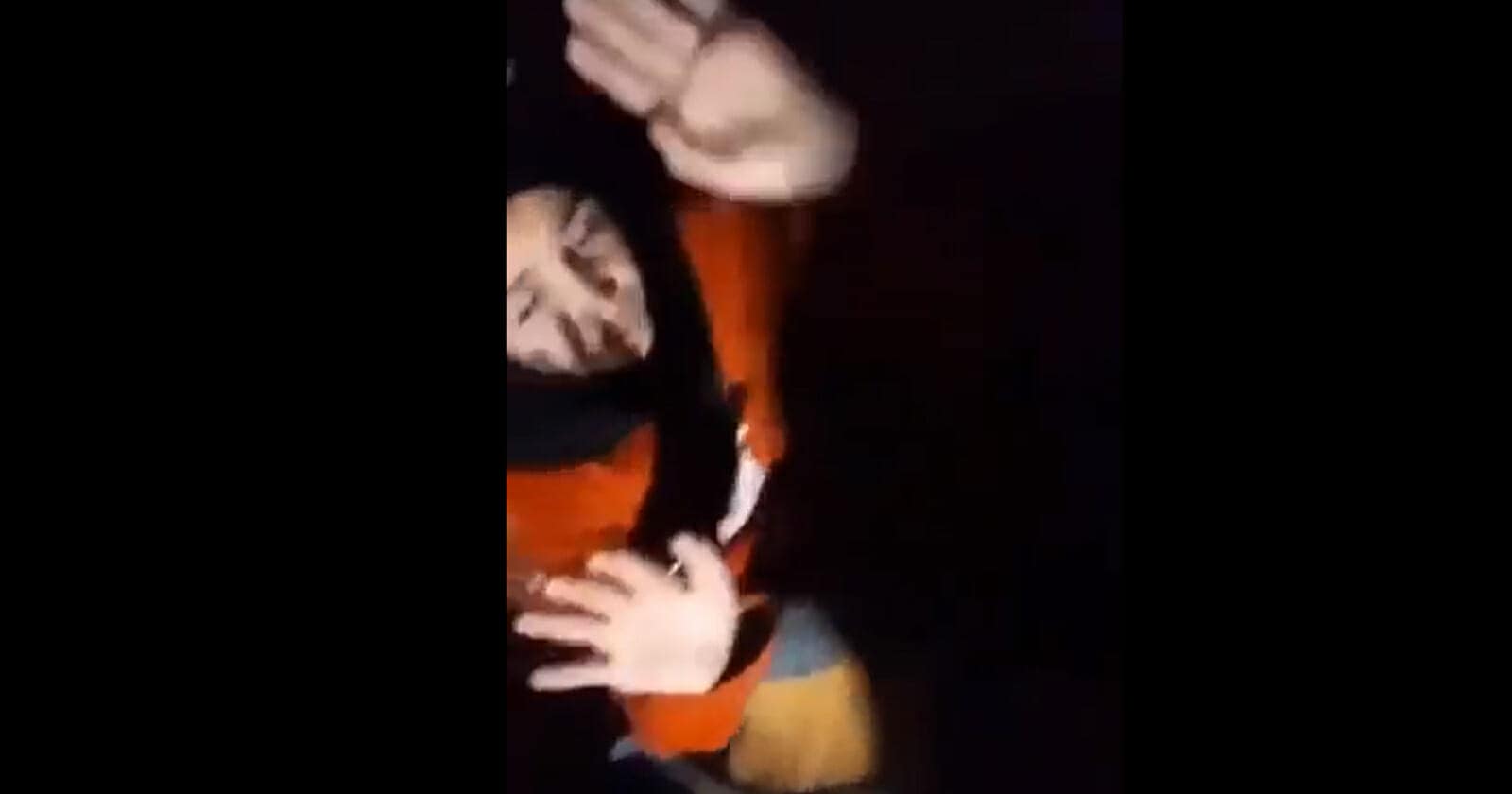 عراقي يعذب أطفاله بوحشية ويجبرهم على سب أمهم