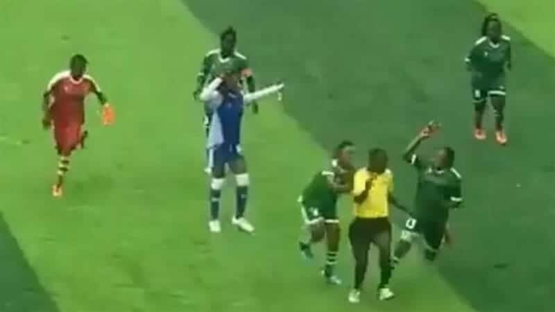 اعتداء عنيفا من لاعبات كرة نسائية على حكم المباراة