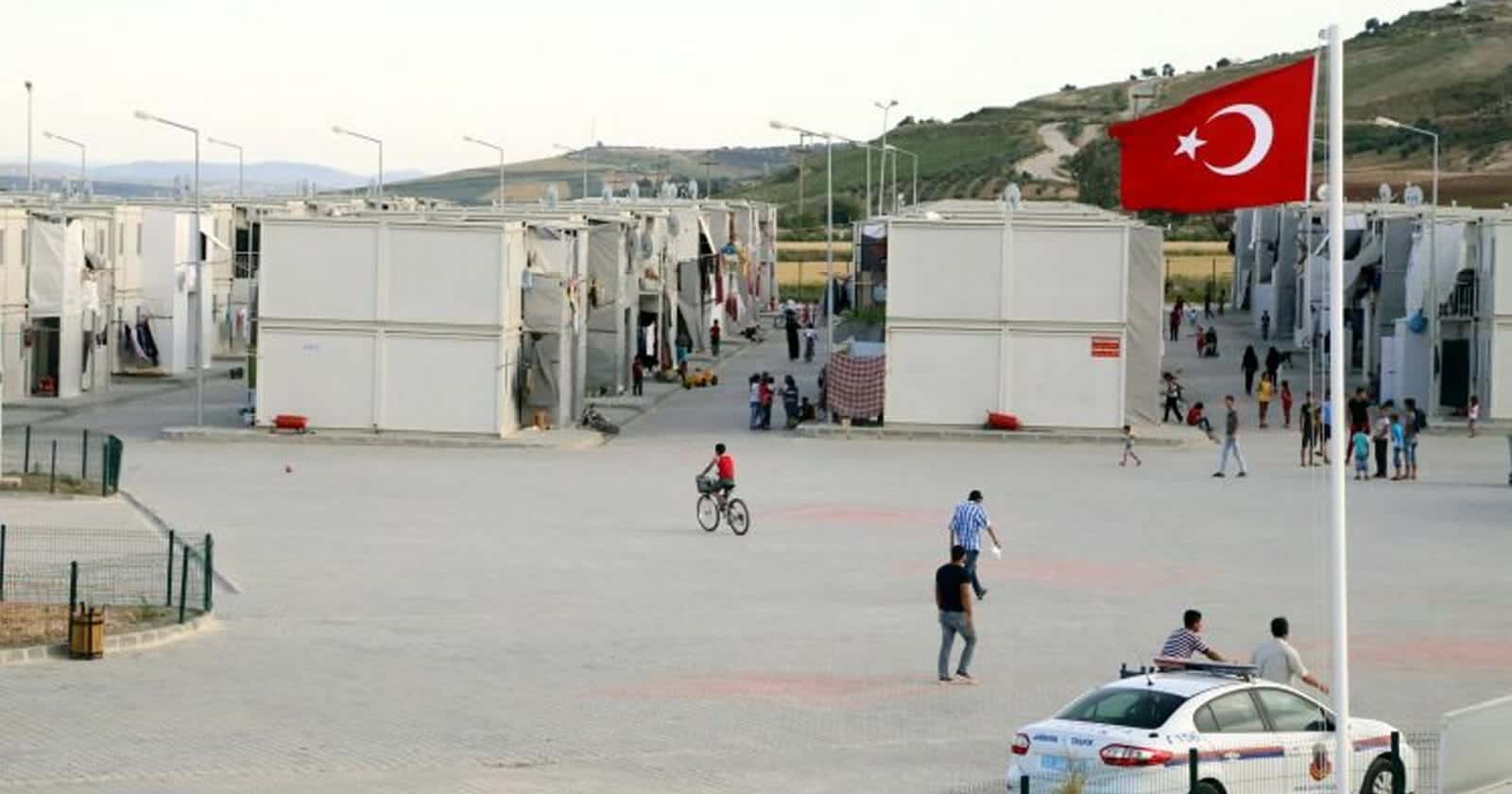 عنصريون يجبرون السوريين على مغادرة مخيماتهم وبيوتهم لإسكان الأتراك بدلا منهم! (شاهد) السوريون يغادرون مخيماتهم watanserb.com