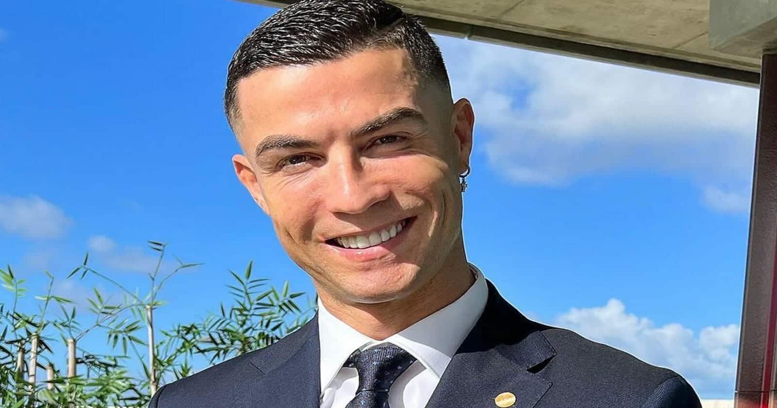 رونالدو يداعب السعوديين بالتخلي عن حلق الصليب.. ما القصة؟ (شاهد) رونالدو وحلق الصليب watanserb.com