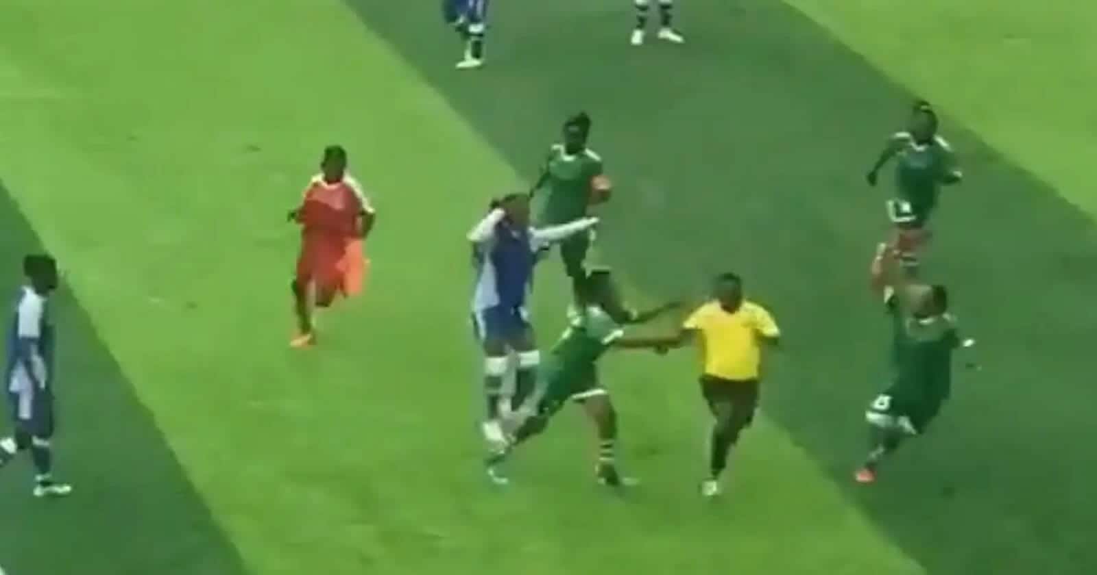 فيديو مفزع يوثق اعتداء عنيفا من لاعبات كرة نسائية على حكم المباراة اعتداء عنيفا من لاعبات كرة نسائية على حكم المباراة watanserb.com