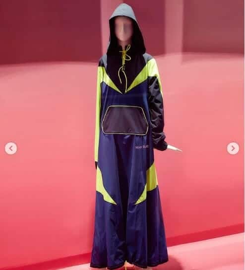 عباءة نسائية تم تصميمها باستخدام تقنية النانو من قبل طالبة تدرس تصميم الأزياء في جامعة فيرجينيا كومنولث كلية فنون التصميم في قطر.