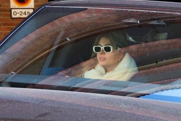 كلارا شيا وجيرارد بيكيه يغادران منزلهما في برشلونة