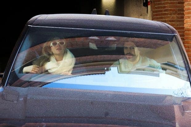 كلارا شيا وجيرارد بيكيه يغادران منزلهما في برشلونة