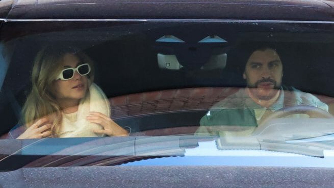 كلارا شيا وجيرارد بيكيه يغادران منزلهما في برشلونة