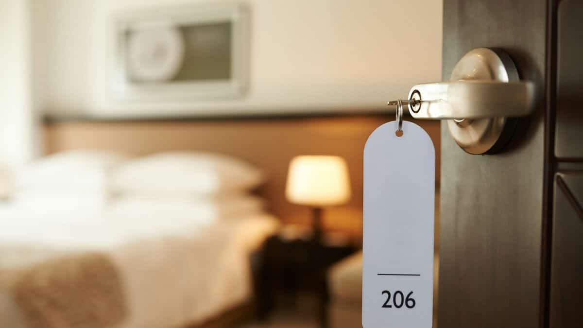 أثناء إقامتك في الفندق..لماذا عليك تعليق منشفة على مقبض الباب؟ أثناء إقامتك في الفندق..لماذا عليك تعليق منشفة على مقبض الباب؟ watanserb.com