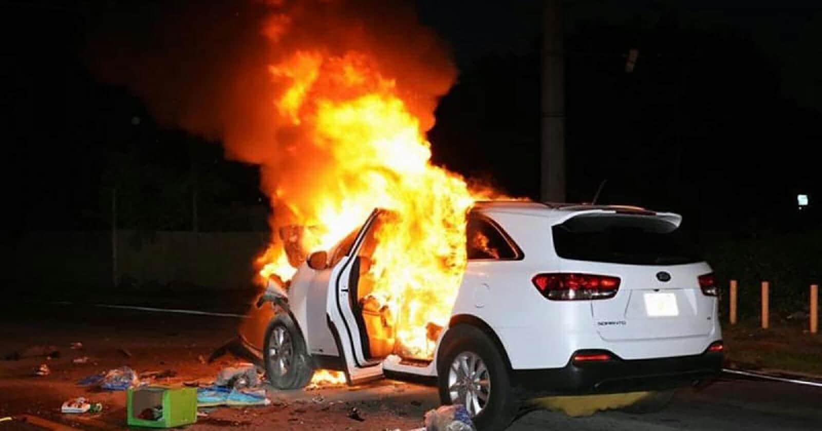 فيديو صادم لشاب سعودي يحرق سيارة “ليكزس” وطلب عاجل للسلطات سعودي يحرق سيارة ليكزس watanserb.com