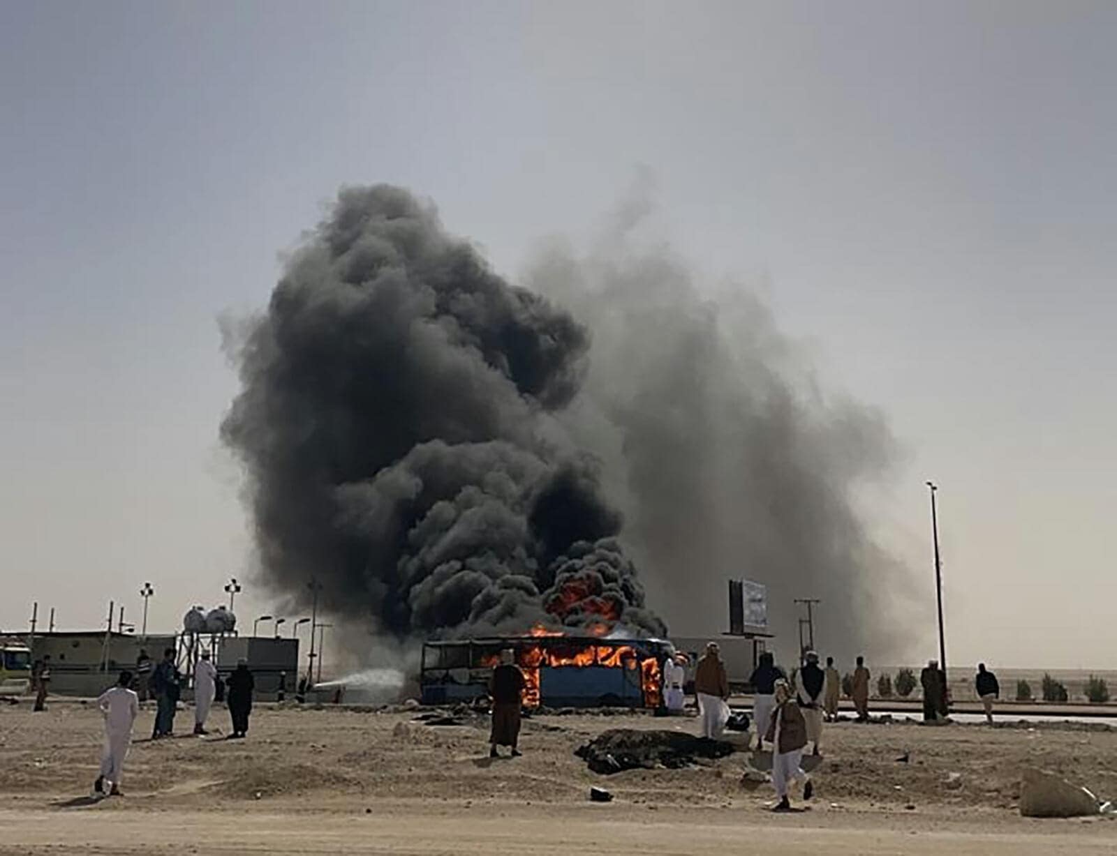 تحولت لكتلة لهب.. احتراق حافلة لمعتمرين عمانيين في السعودية (فيديو) احتراق حافلة معتمرين عمانيين watanserb.com