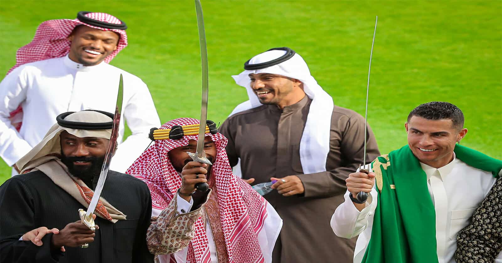 رونالدو يحتفل بيوم التأسيس السعودي بارتداء الجلابية وحمل السيف (شاهد) احتفال رونالدو بيوم التأسيس السعودي watanserb.com