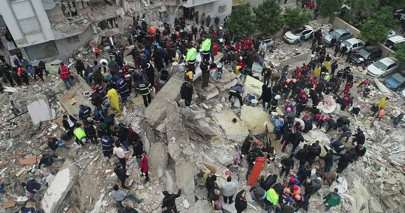 ارتفاع ضحايا زلزال تركيا إلى 1700 قتيل… لماذا تضرب الزلازل تركيا منذ عقود؟ ضحايا زلزال تركيا watanserb.com