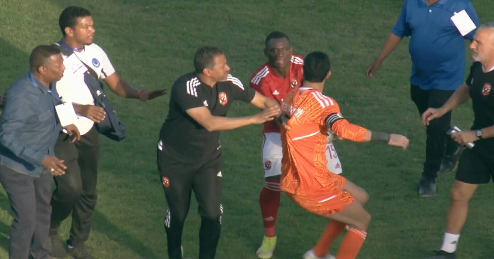 عراك حارس الأهلي الشناوي مع الجهاز الفني للهلال السوداني (فيديو) الشناوي حارس الأهلي watanserb.com