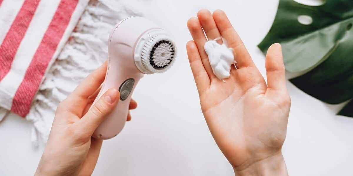 من الضروري تطبيق منتجات العناية بالبشرة وهي مبللة