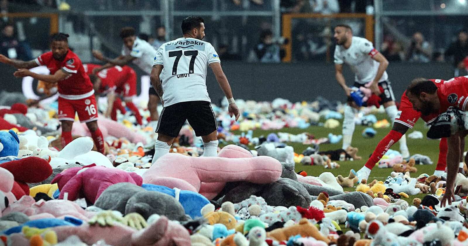 جماهير بشكتاش تملئ الملعب بهدايا الأطفال من أجل زلزال تركيا (فيديو) جماهير بشكتاش تلقي الهدايا للتبع بها إلى أطفال الزلزال watanserb.com