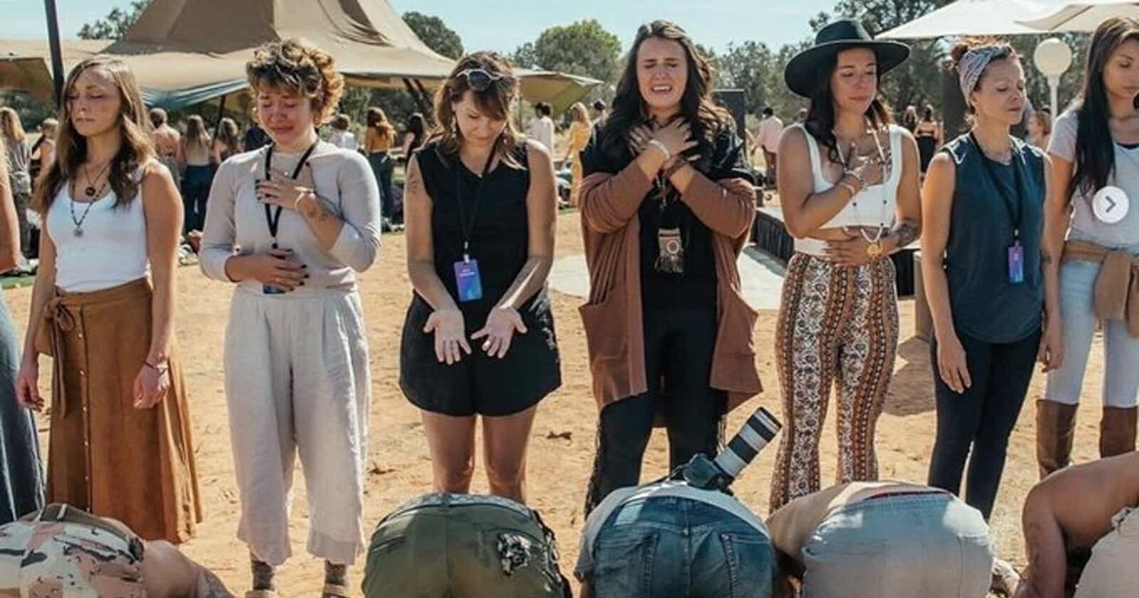 مشهد غريب لرجال يسجدون عند أقدام النساء في أمريكا.. والسبب أغرب! مارس مواطن أمريكي حركات جديدة غريبة وغير مألوفة تعبيرا عن موقفه الداعم للمرأةwatanserb.com