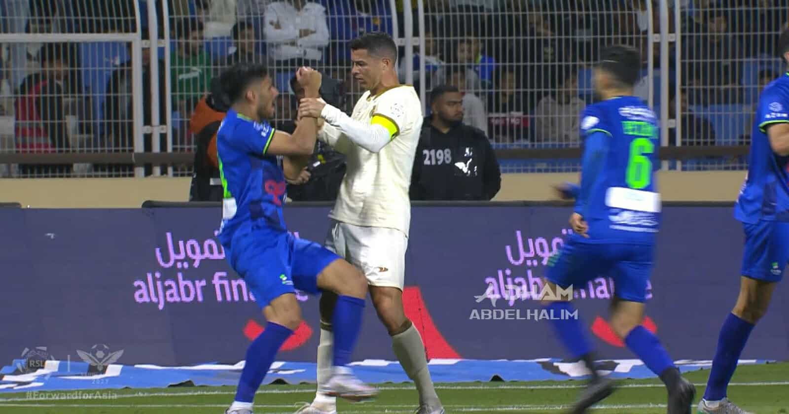 رونالدو ولاعب الفتح عمار الدحيم