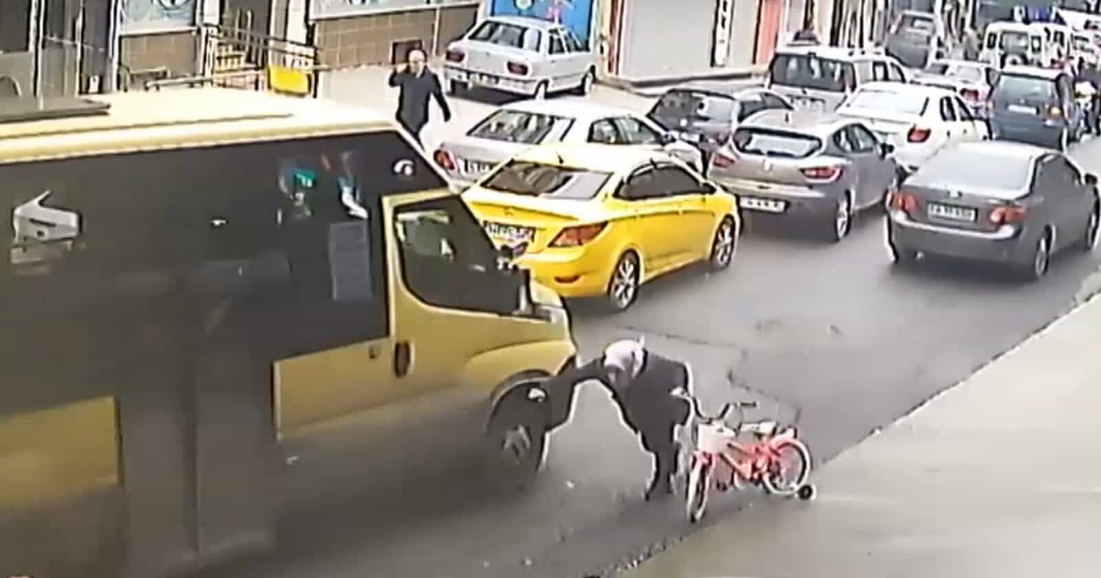 تركيا… لقطات تحبس الأنفاس لسيدة تركية نجت من الموت بأعجوبة بعد سقوطها تحت عجلات حافلة (فيديو) سيدة تركية نجت من الموت watanserb.com