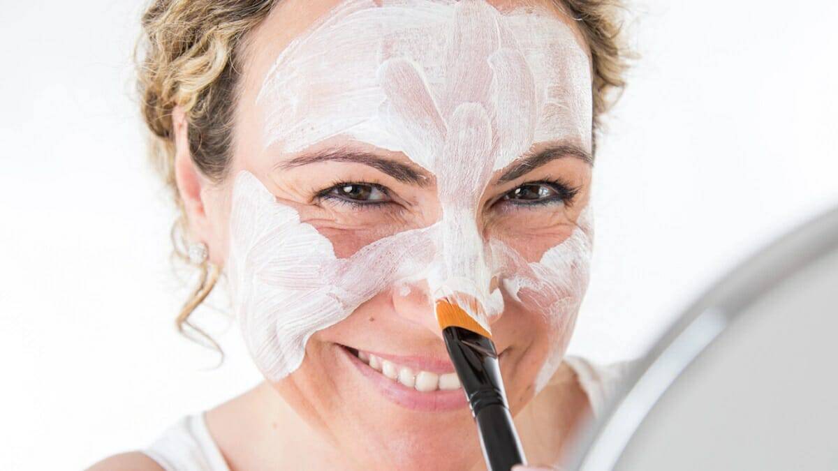 ضع مشسحضرات العناية بالبشرة بفرشاة